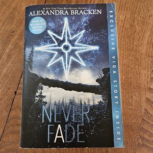 Never Fade (Bonus Content) The Darkest Minds, Book 2 by Alexandra Bracken 2018